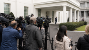 CNN, MS NOW y Politico piden prolongar el bloqueo judicial al veto de la Casa Blanca