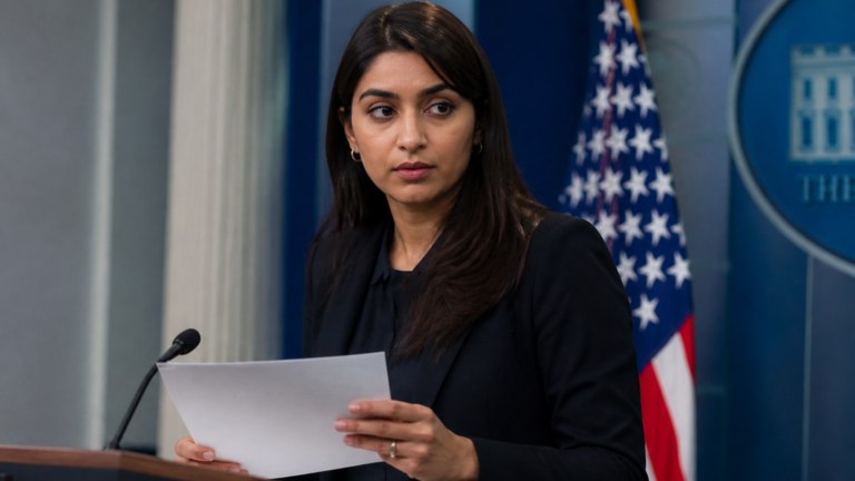 Katie Zacharia asume como portavoz de la Casa Blanca y prepara su primera conferencia