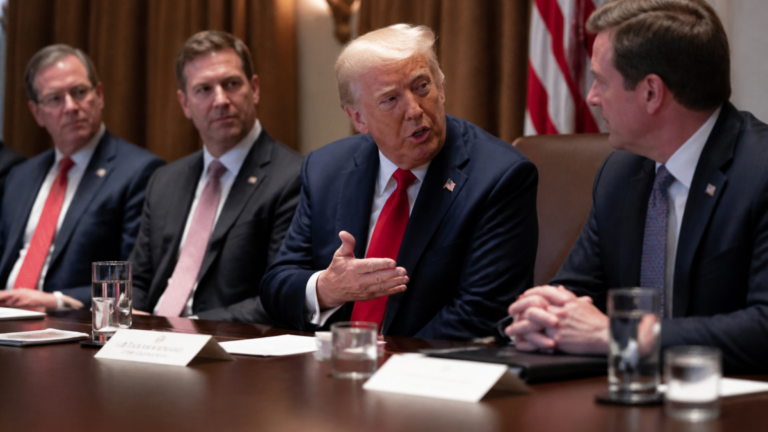 Trump crea una fuerza federal de inteligencia artificial encabezada por Jay Clayton